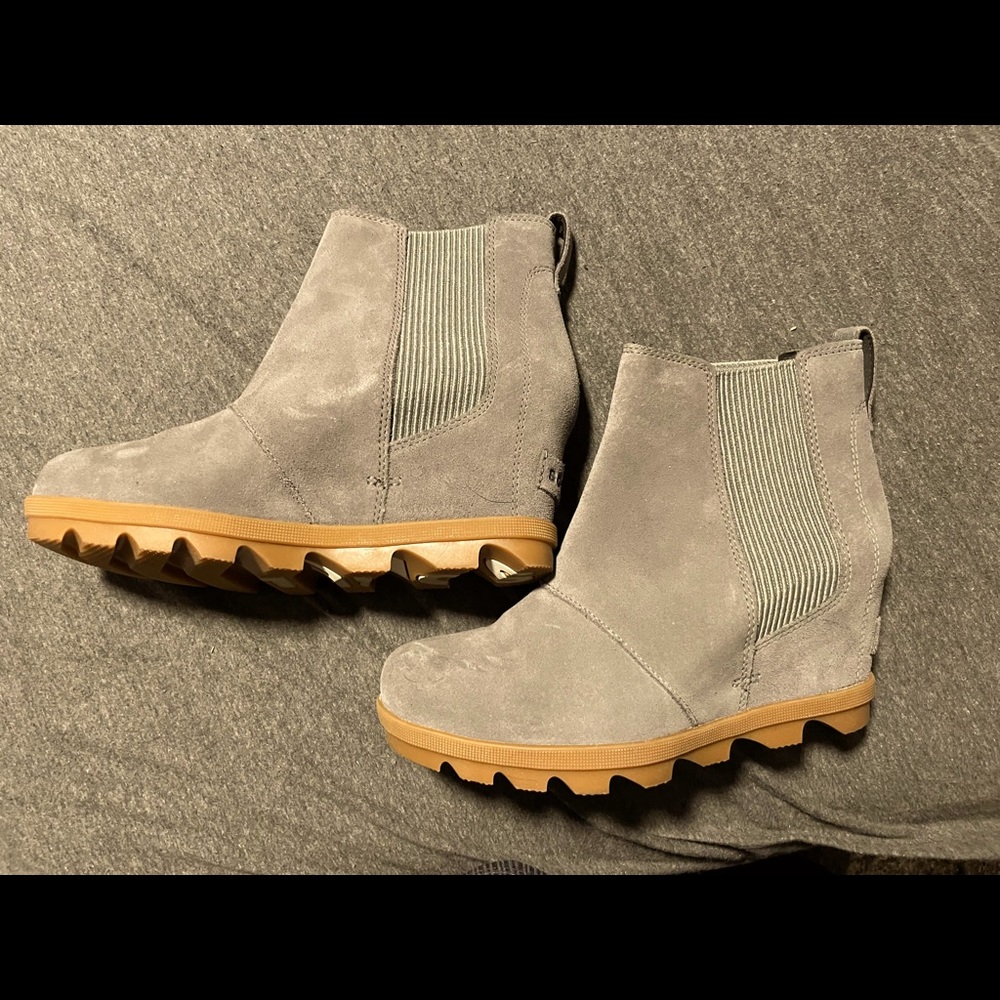 Brand new, never worn SORELS